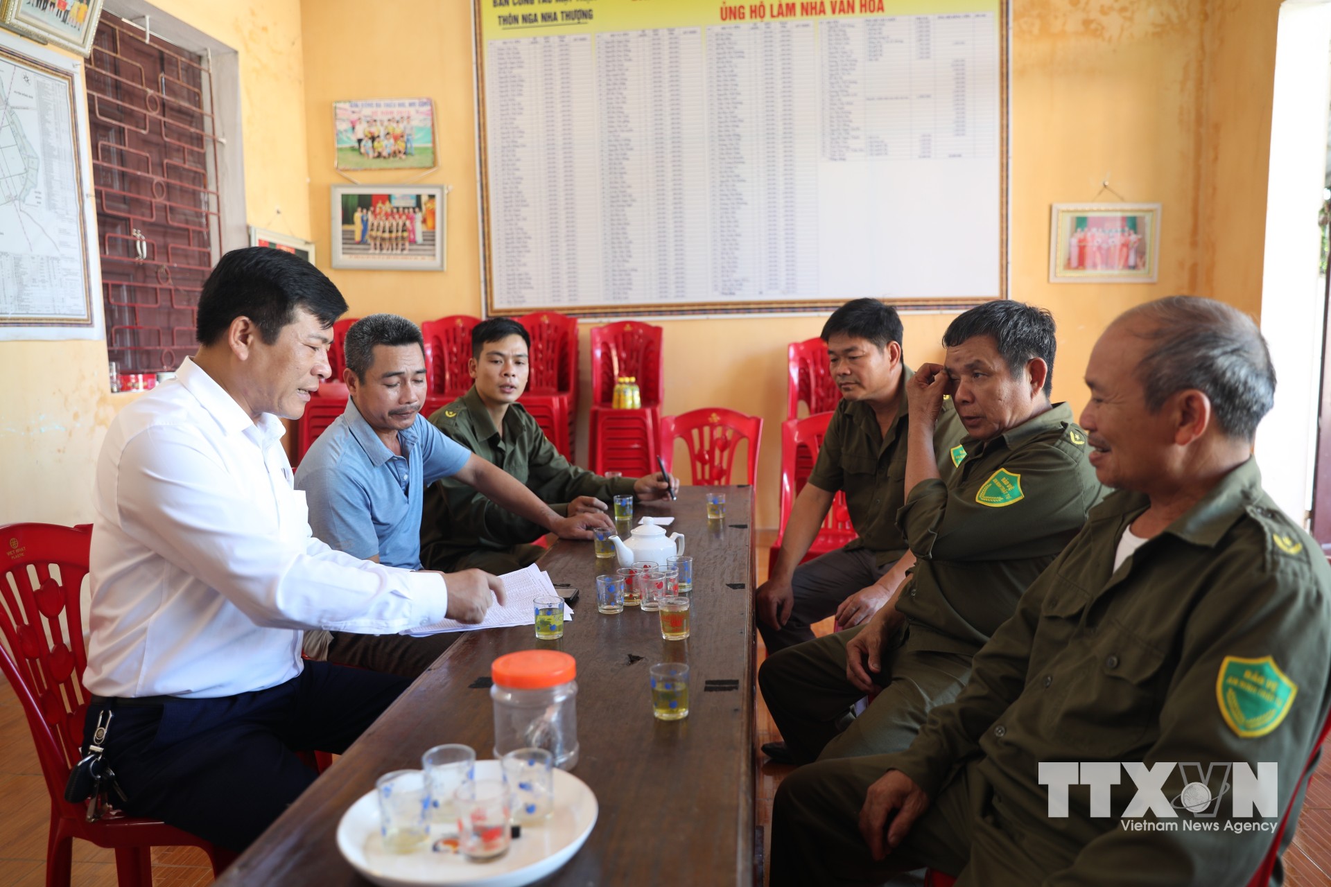 Sau khi được lựa chọn là địa bàn đầu tiên của tỉnh Thanh Hóa triển khai thí điểm tích hợp dữ liệu Giấy chứng nhận quyền sử dụng đất lên ứng dụng VneID, UBND xã An Nông đã kiện toàn Ban Chỉ đạo, xây dựng kế hoạch và thành lập 15 tổ công tác tại 15 thôn. (Ảnh: Khiếu Tư/TTXVN)